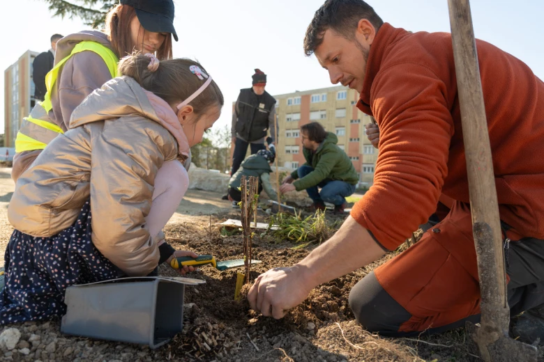 Projet soutenu par Myral / Osmose : À Tonnerre, une micro-forêt plantée pour créer du lien et remettre du vivant au cœur du quartier